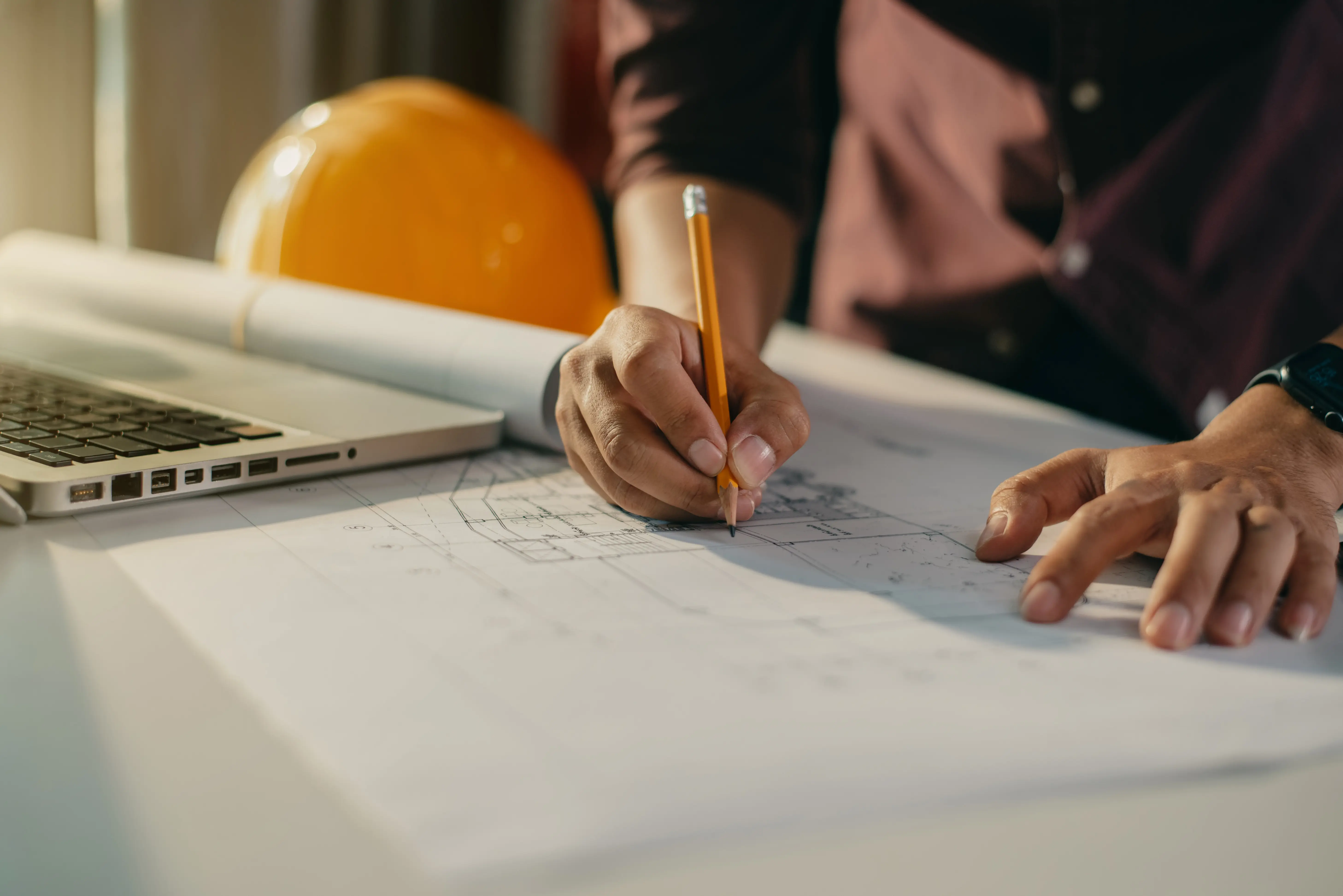 Equipo de trabajo revisando planos de construcción